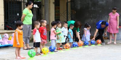 Hoạt động người trời – Tập bóng đá cùng các bé Happy Kids Plus